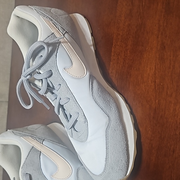 NIKE sneakers, size 9.5. Euc - Picture 2 of 14